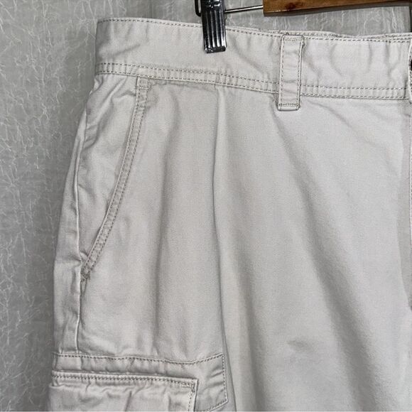 IZOD 40 x 10” Inseam Ivory Light Cream Cotton Cargo Shorts - Picture 3 of 11